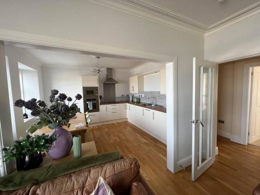 Fantastic 3 Bedroom Holiday Home Millport Bagian luar foto