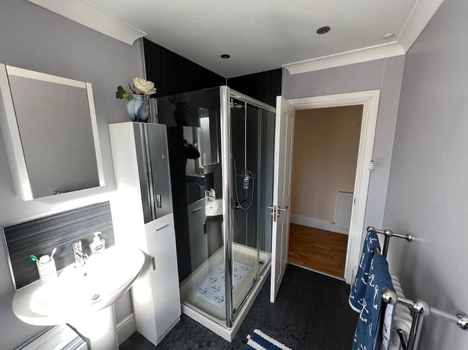 Fantastic 3 Bedroom Holiday Home Millport Bagian luar foto